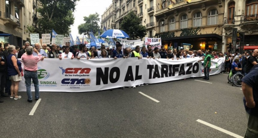Masiva concurrencia en la primera marcha de antorchas contra los tarifazos