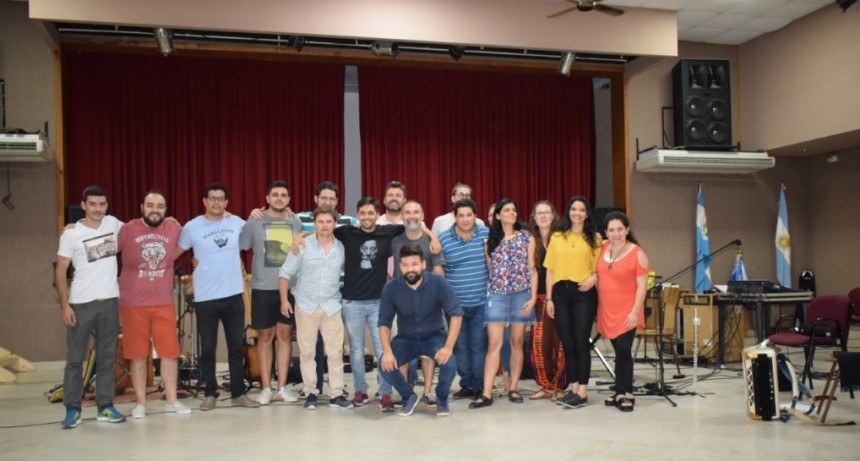 PRIMER ENSAYO DE LA DELEGACIÓN ARTÍSTICA QUE REPRESENTARÁ A ENTRE RIÓS EN COSQUÍN 