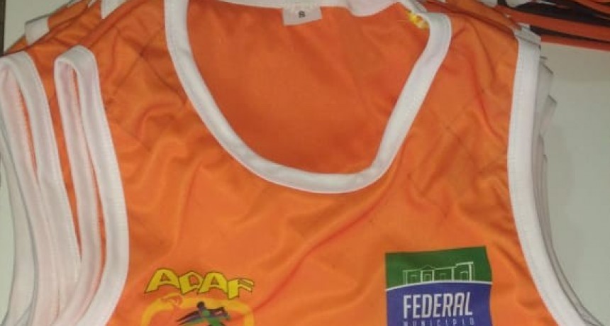 EL ÁREA DE DEPORTES PRESENTÓ LAS CAMISETAS PARA LA 34° EDICIÓN DE LA PRUEBA INTERNACIONAL “MARATÓN DEL CACHENCHO”