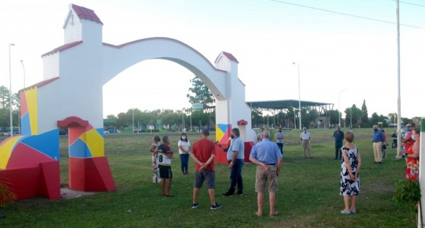Vecinos llevaron adelante un abrazo simbólico en el arco de ingreso Norte a Federal