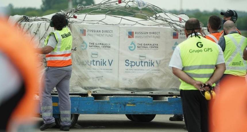 Sputnik V: aterrizó el avión con las nuevas vacunas