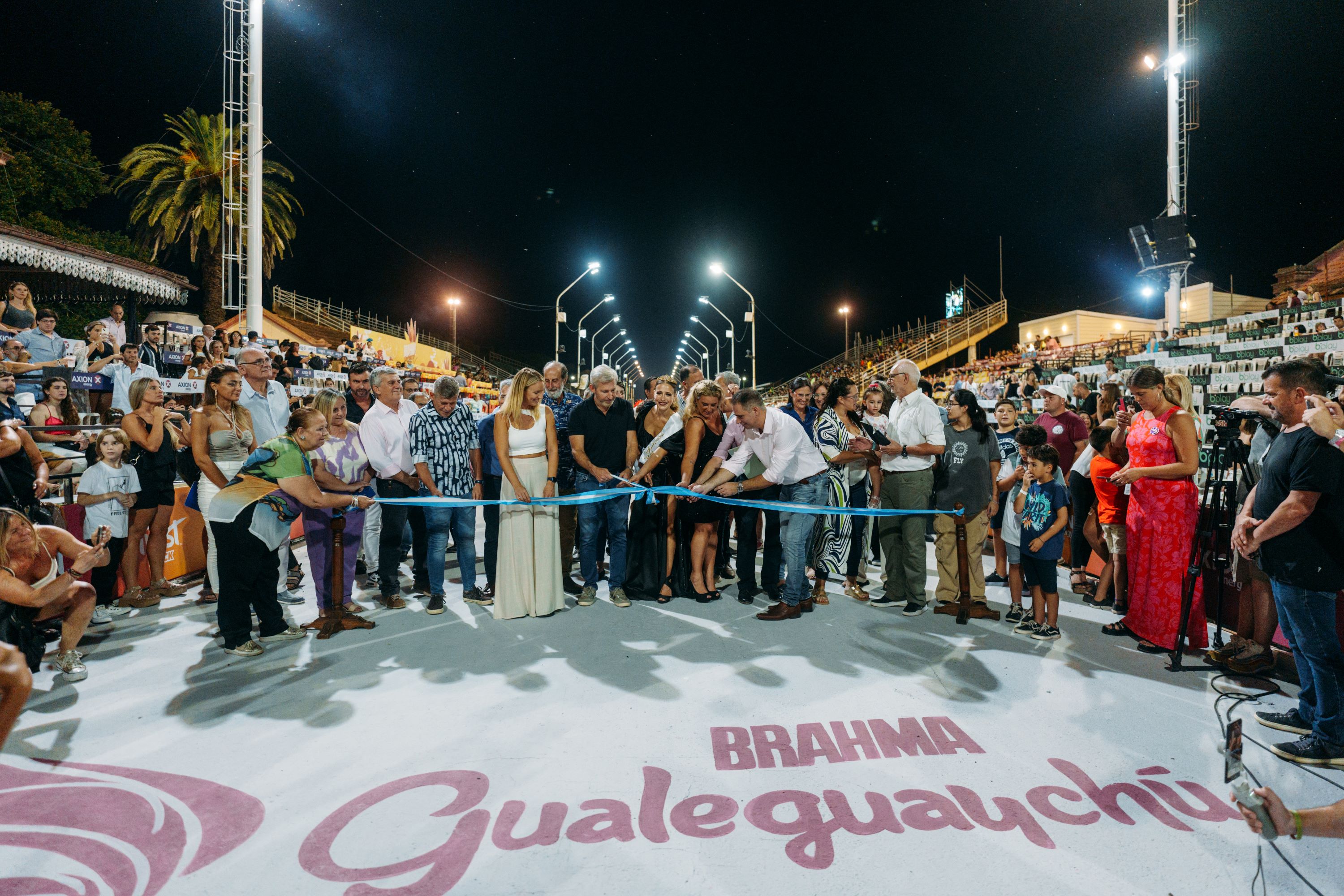 El gobernador presenció la primera noche del carnaval de Gualeguaychú