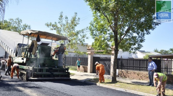 COMENZÓ EL REASFALTADO DE LAS PRIMERAS CALLES DEL PROYECTO DE MEJORAMIENTO VIAL