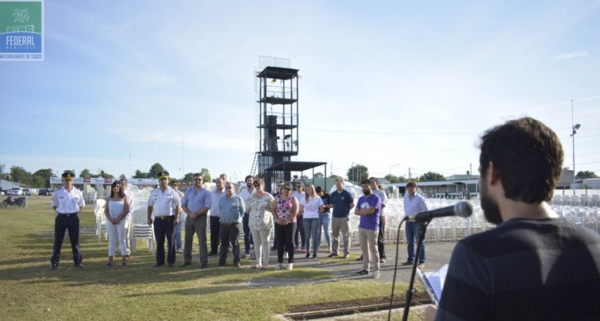 ACTO DE IZAMIENTO DE ENSEÑAS PATRIAS