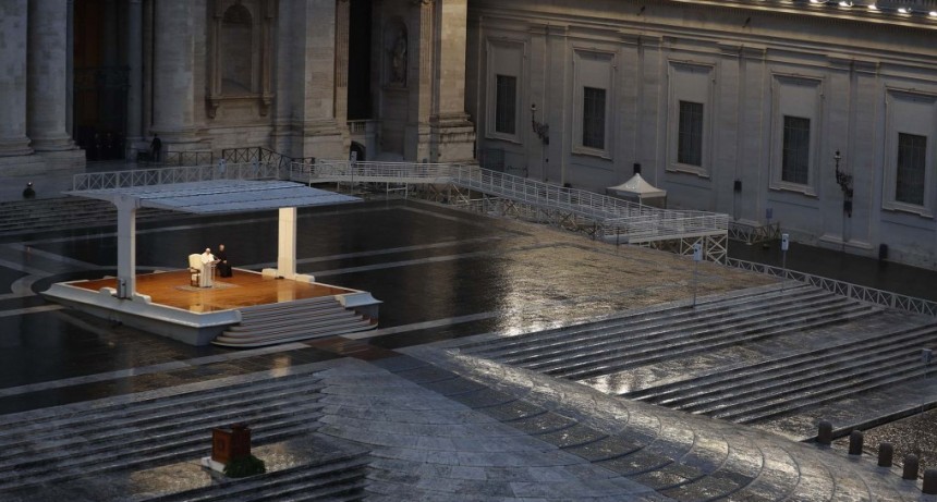 Histórica ceremonia del Papa Francisco ante una Plaza San Pedro desierta