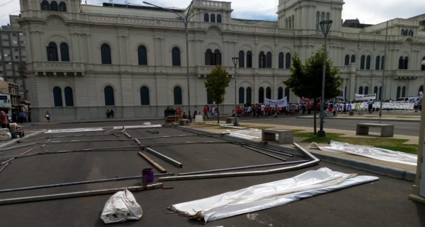 AGMER instala la Carpa Blanca frente a Casa de Gobierno