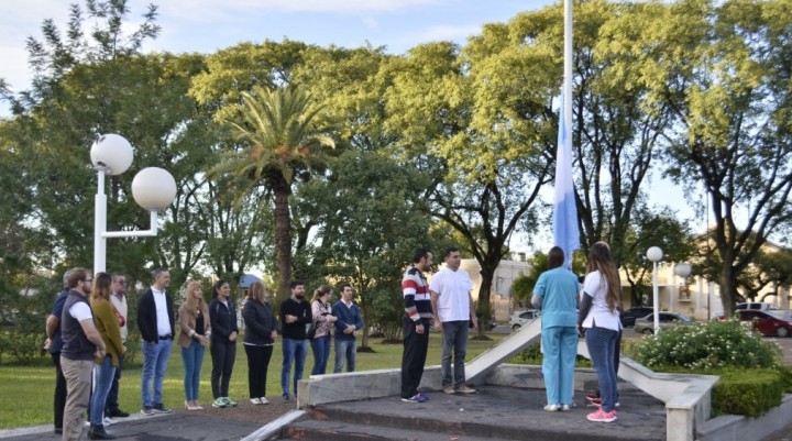 IZAMIENTO DE LA BANDERA EN PLAZA URQUIZA 