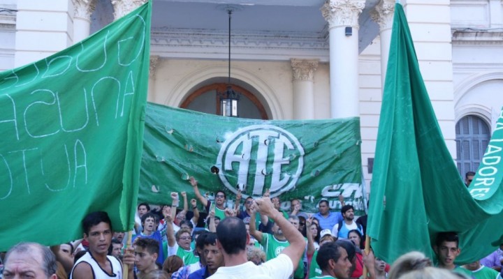 Se realizó una contundente movilización a la Casa Gris para “frenar el ajuste provincial y nacional” 