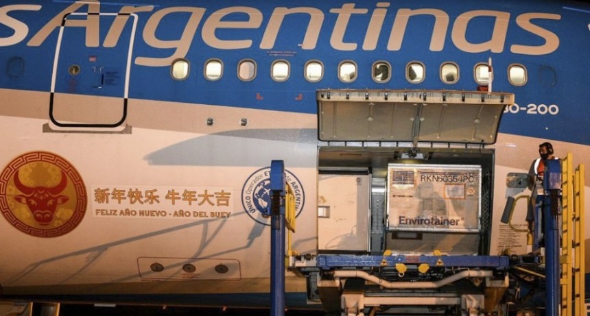 Arribó el vuelvo proveniente de China con 1 millón de dosis
