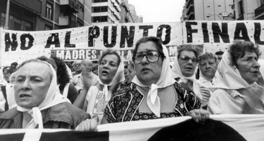 Conmemoran los 44 años de la primera ronda de las Madres de Plaza de Mayo