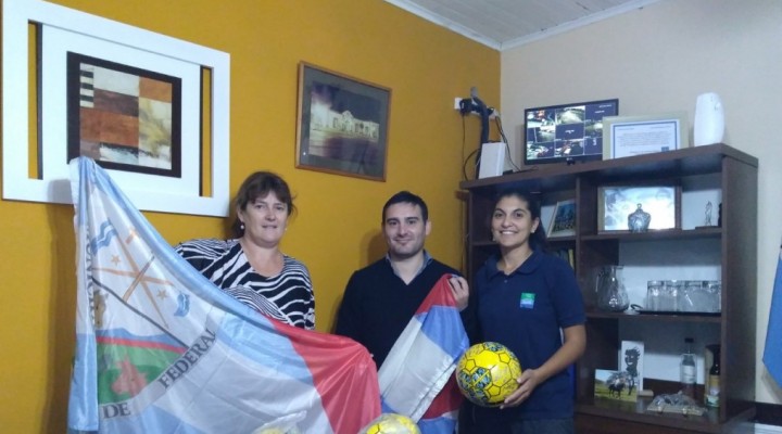 EL MUNICIPIO ENTREGÓ BANDERAS Y PELOTAS AL CLUB ATENEO