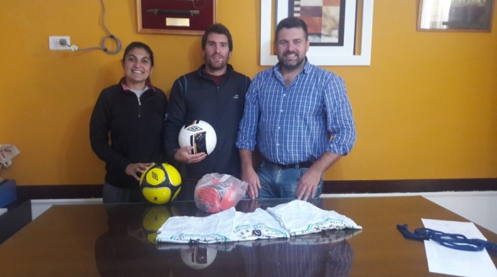 ENTREGA DE ELEMENTOS DEPORTIVOS A INSTRUCTOR DE FÚTBOL 