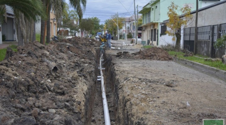 CONTINÚAN LAS OBRAS SANITARIAS EN CALLE ARIENTI 