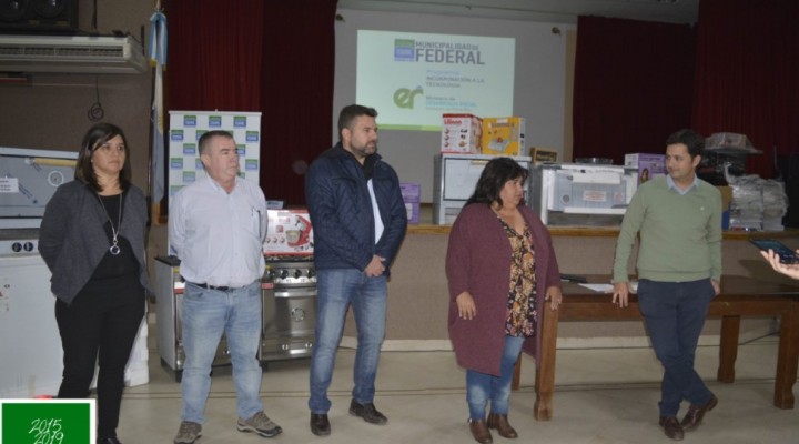 ENTREGA DE HERRAMIENTAS A EMPRENDEDORES DEL PROGRAMA “INCORPORACIÓN A LA TECNOLOGÍA”  