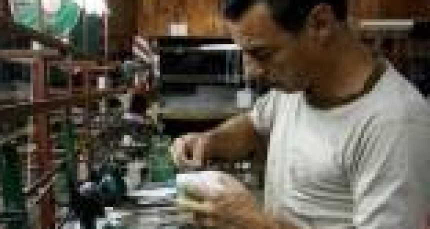 Caída de 900 puestos en tan sólo un mes  En tan sólo un año, se perdieron 15 mil puestos de trabajo en las fábricas