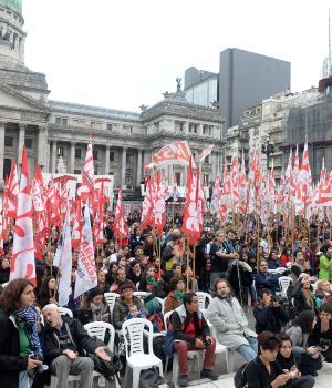 Masiva marcha contra los despidos y el ajuste en el Día del Trabajador
