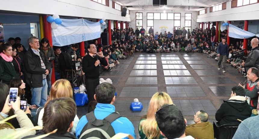 Las 28 escuelas agrotécnicas entrerrianas recibieron desfibriladores