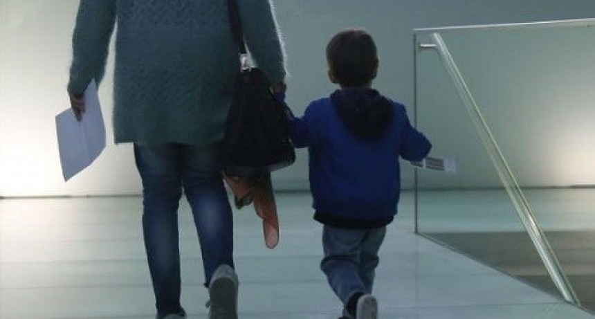 Brindan precisiones sobre el permiso para trasladar a menores de padres separados 