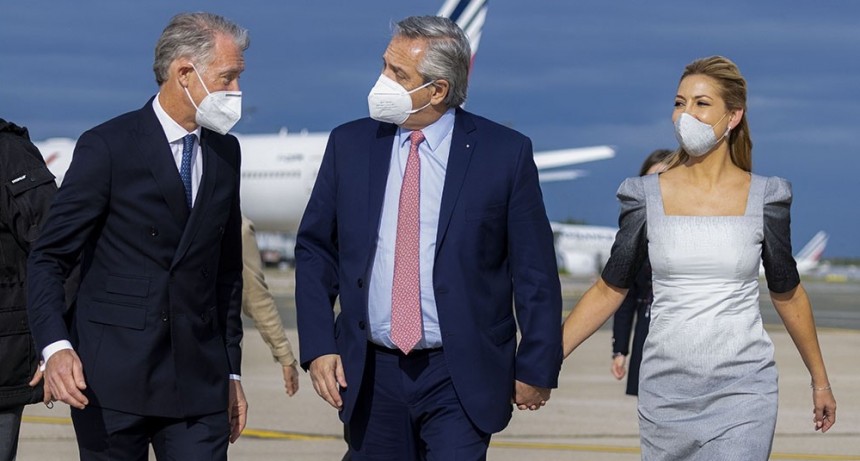 Tras su arribo a París, el Presidente recibirá empresarios y se reunirá con Macron