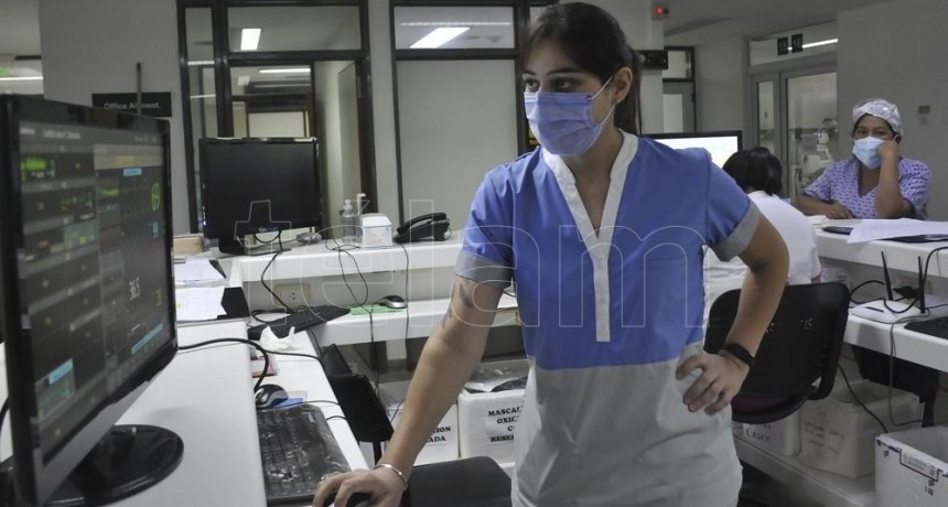 Extenuados por la segunda ola de coronavirus, los enfermeros y enfermeras celebran su día