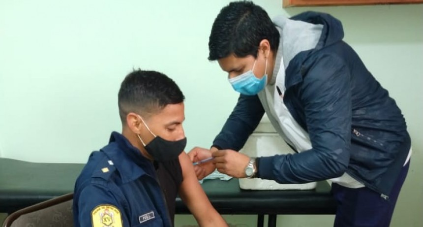 SE COMPLETO LA VACUNACION DEL PERSONAL POLICIAL DEL DEPARTAMENTO CON PRIMERA DOCIS