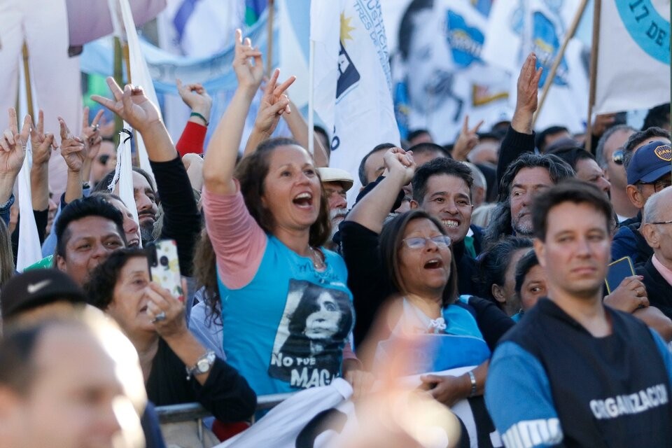 “Nosotros vamos para adelante”     Tras la carta de Cristina Kirchner, el kirchnerismo mantiene el acto del 25 de mayo