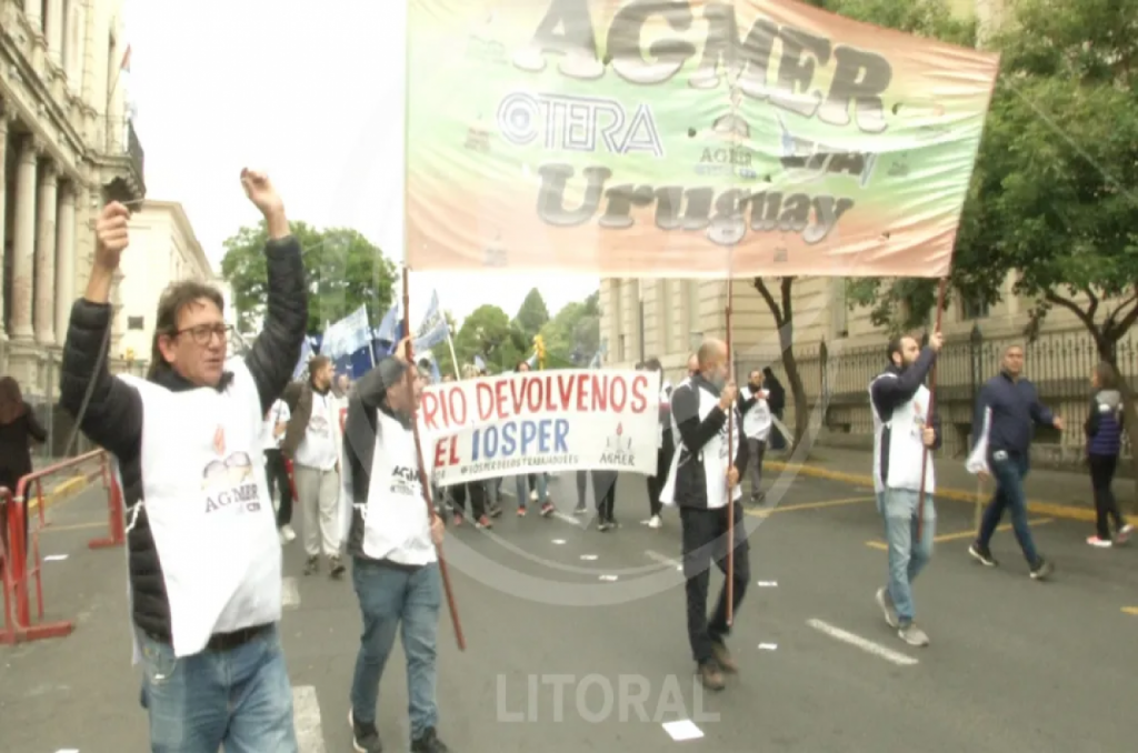 Concurrida manifestación rechazó la disolución del IOSPER frente a Casa de Gobierno