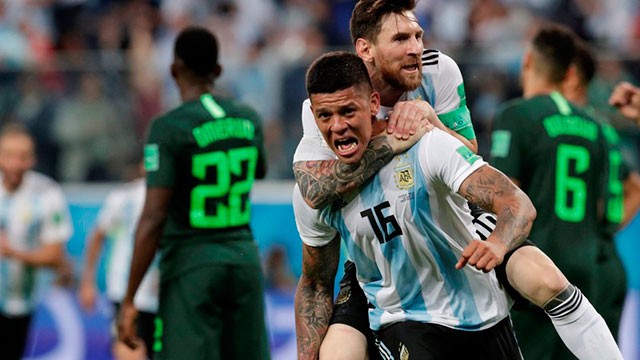 Con el corazón en la mano, Argentina venció agónicamente a Nigeria y pasó a octavos