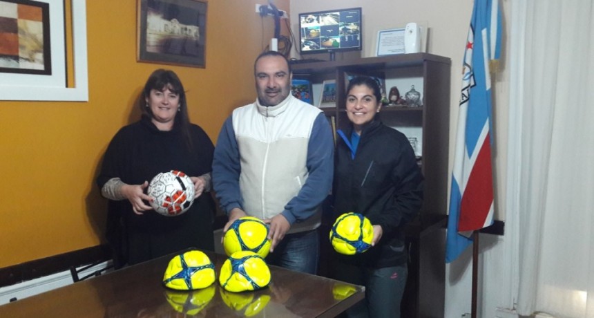 EL MUNICIPIO CONTINÚA CON LA ENTREGA DE INSUMOS DEPORTIVOS A LOS CLUBES 