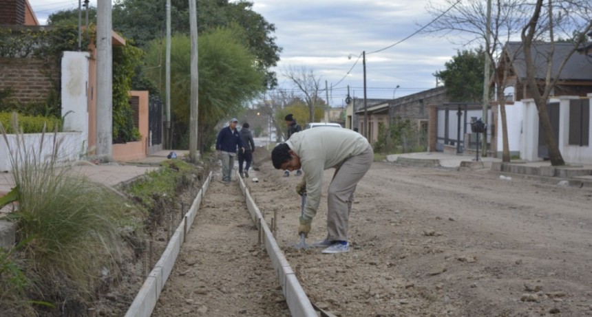 AVANZA LA OBRA DE CORDÓN CUNETA EN CALLE BROWN