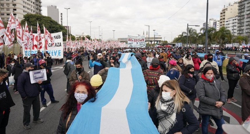 Caos de tránsito en el centro por una multitudinaria protesta piquetera y de grupos de izquierda