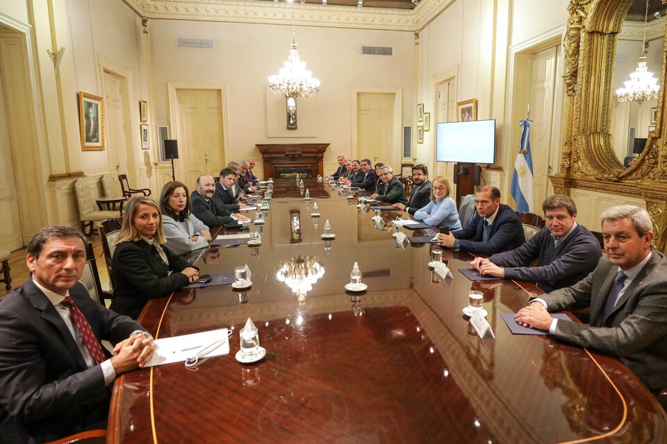 La iniciativa presidencial cuenta con el aval de CFK El Presidente y los gobernadores acordaron impulsar un proyecto que amplíe a 25 los miembros de la Corte Suprema