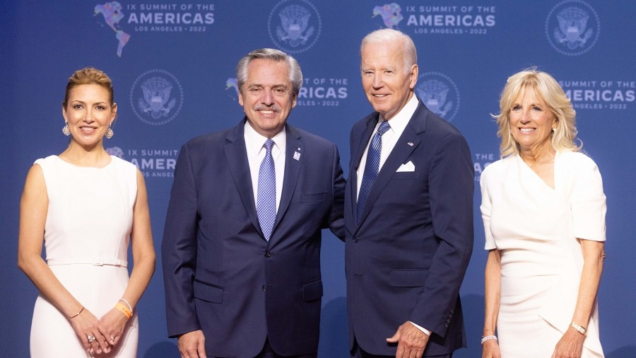 Fernández y Biden se dieron un cálido saludo en la recepción de la cumbre