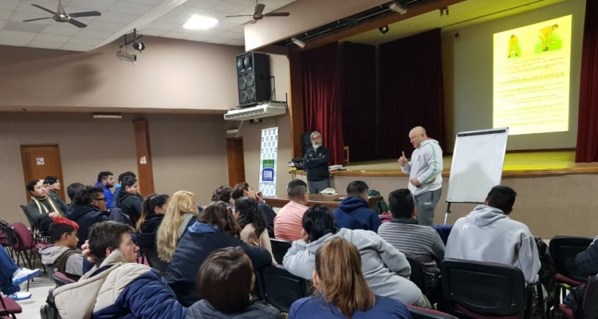 LA ESCUELITA MUNICIPAL DE RUGBY PARTICIPÓ DE UNA CHARLA EN EL CENTRO CULTURAL 