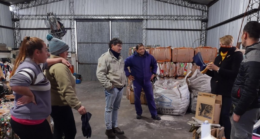 El Municipio de Conscripto Bernardi hizo entrega de elementos y herramientas a personal de la producción y planta de residuos 