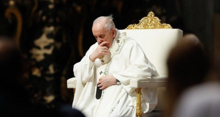 El papa Francisco fue operado con éxito de divertículos en el colon