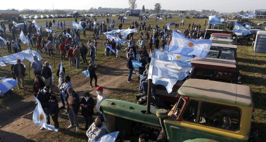 La convocatoria en San Nicolás Una protesta opositora en el campo con consignas para todos los gustos