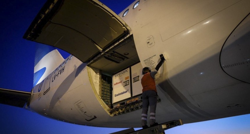 Parte esta tarde un nuevo vuelo a China y el domingo otro a Rusia a buscar más vacunas