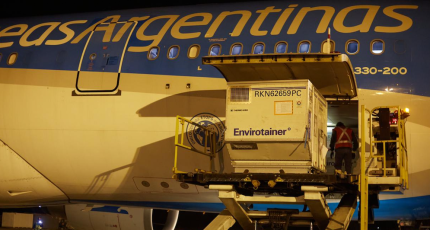 Llegó un nuevo vuelo de Aerolíneas con más de 768 mil dosis de Sinopharm