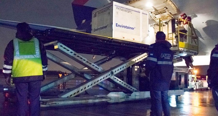 Llegaron más de 1,3 millón de dosis de la vacuna AstraZeneca desde Estados Unidos