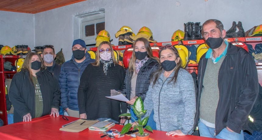 Donación por parte del cuerpo de Bomberos Voluntarios de Federal a la Cooperadora del Hospital Urquiza
