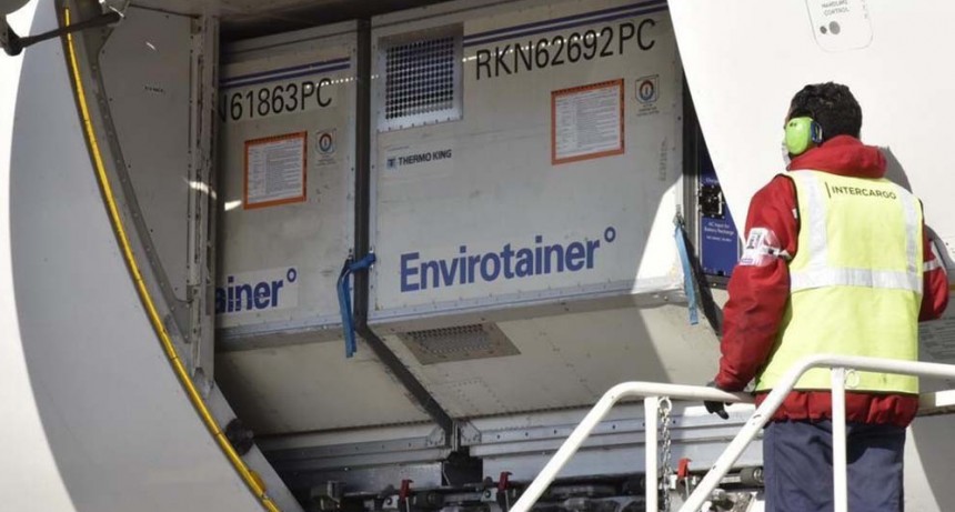 Llegó un vuelo con más de 800 mil vacunas de AstraZeneca