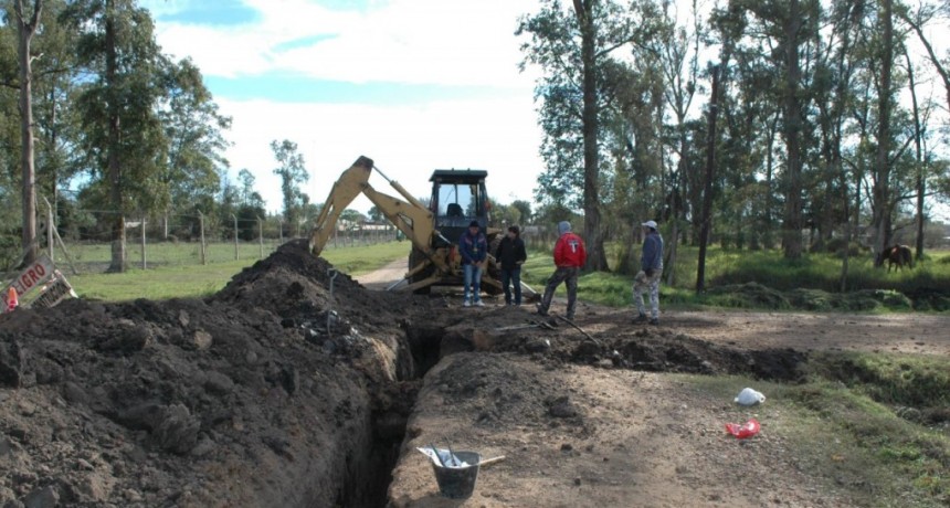 CONTINÚA LA EXTENSIÓN DEL SERVICIO CLOACAL EN BARRIO LAS FLORES  