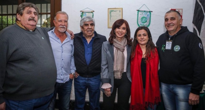 Cristina y Moyano posaron juntos para la foto tras el largo enfrentamiento que los distanció