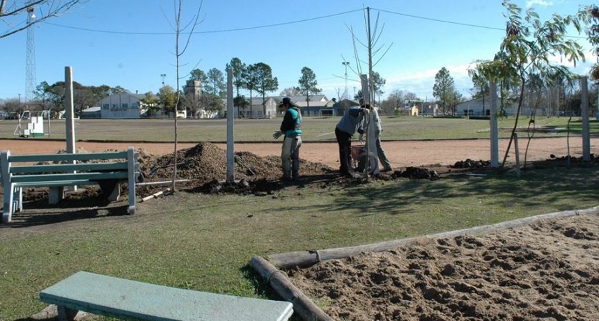 EL MUNICIPIO LLEVA ADELANTE MEJORAS EN EL COMPLEJO POLIDEPORTIVO
