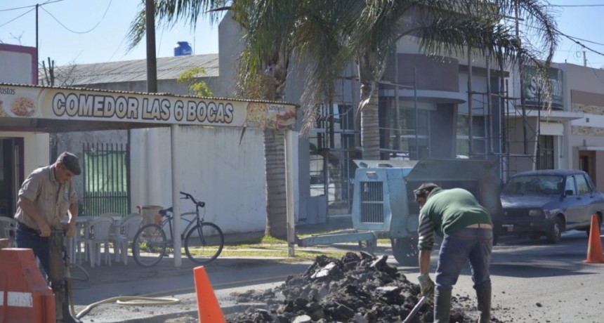 EN CALLE URQUIZA SE REALIZA RECAMBIO DE CAÑERÍA DEL SISTEMA CLOACAL  