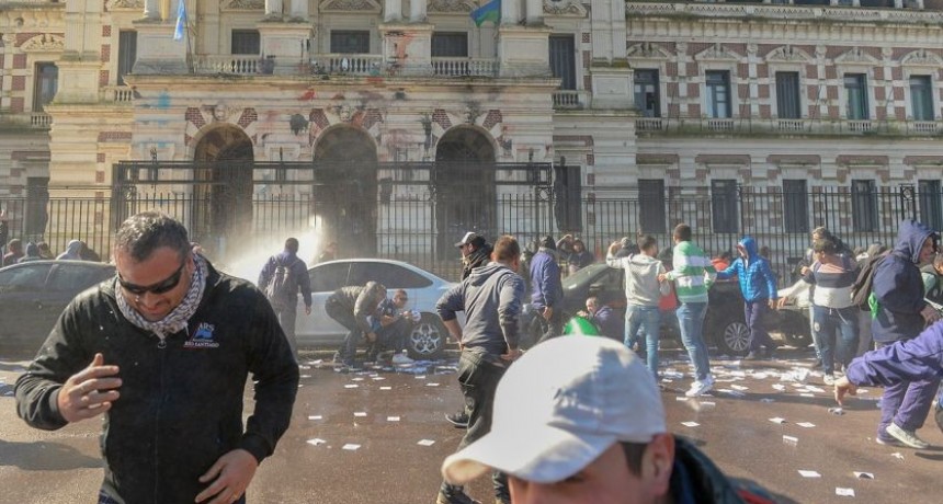 BATALLA CAMPAL POR LA REPRESIÓN A TRABAJADORES DE ASTILLEROS RIO SANTIAGO