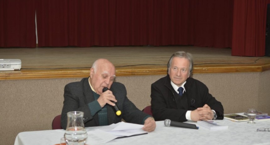CULTURA AUSPICIÓ LA PRESENTACIÓN DEL LIBRO “CAMINO Y LAUREL” DE JU AN VÍCTOR LARROSA