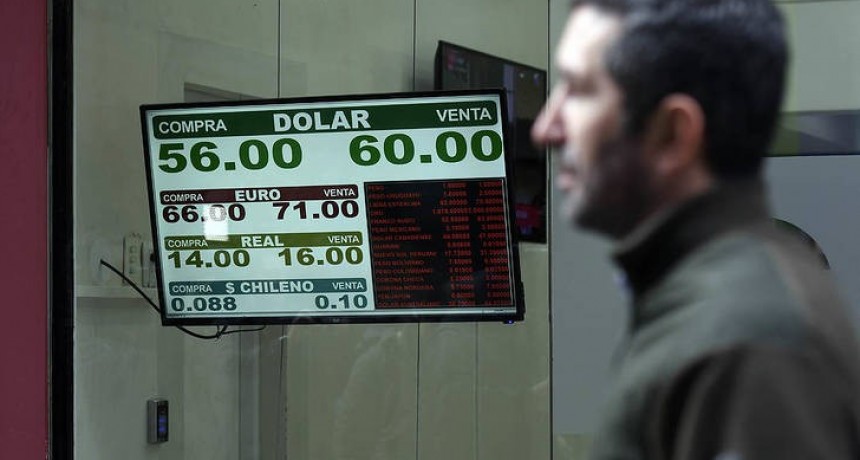 Vuelve a subir el riesgo país y el dólar supera los $60