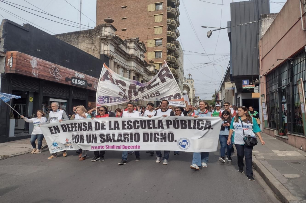 La docencia realizó una multitudinaria marcha contra los gobiernos de Frigerio y Milei